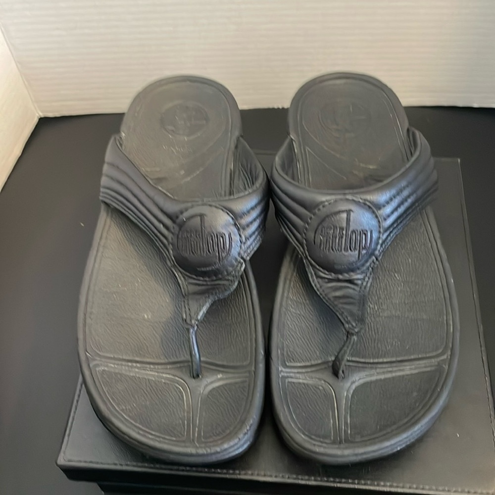 Fitflops all black leather in size 8 great study support for walking.